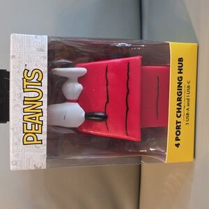 PEANUTS Snoopy on Doghouse 4 port Charging Hub NWT